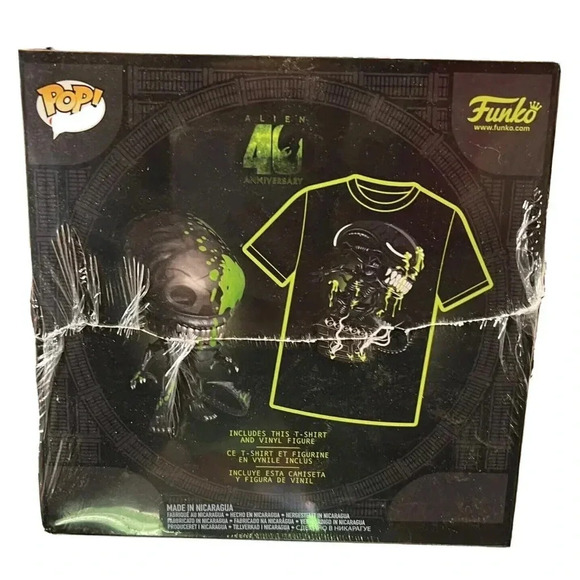 NEW AVP 40th Anniversary Alien V Predator Target Exclusive Figure & T-shirt - Picture 1 of 2
